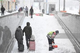 На Москву обрушился сильный снегопад, парализовано движение транспорта