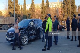 В Гяндже столкнулись два легковых автомобиля, есть пострадавшие — ФОТО 