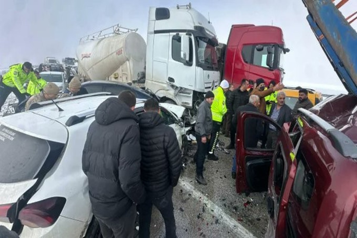 В Турции пассажирский автобус столкнулся с фурой, 20 человек пострадали