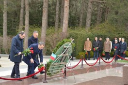 Грузинские и турецкие депутаты посетили Аллею почётного захоронения и Парк Победы в Баку