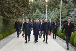 Грузинские и турецкие депутаты посетили Аллею почётного захоронения и Парк Победы в Баку