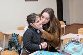 Лейла Алиева и Алена Алиева посетили общеобразовательную школу-интернат и центр STEAM в городе Губа