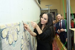 Лейла Алиева приняла участие в церемонии срезки со станка ковров, сотканных  для Шушинской мечети