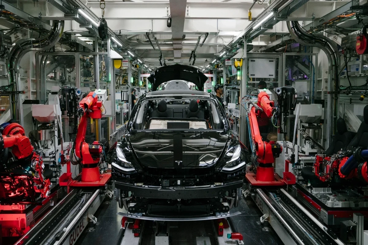 Tesla впервые уступила лидерство в объеме продаж электромобилей