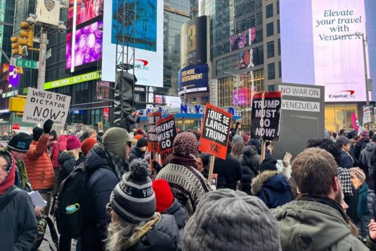 В Нью-Йорке сотни человек вышли на протест против действий США в Венесуэле