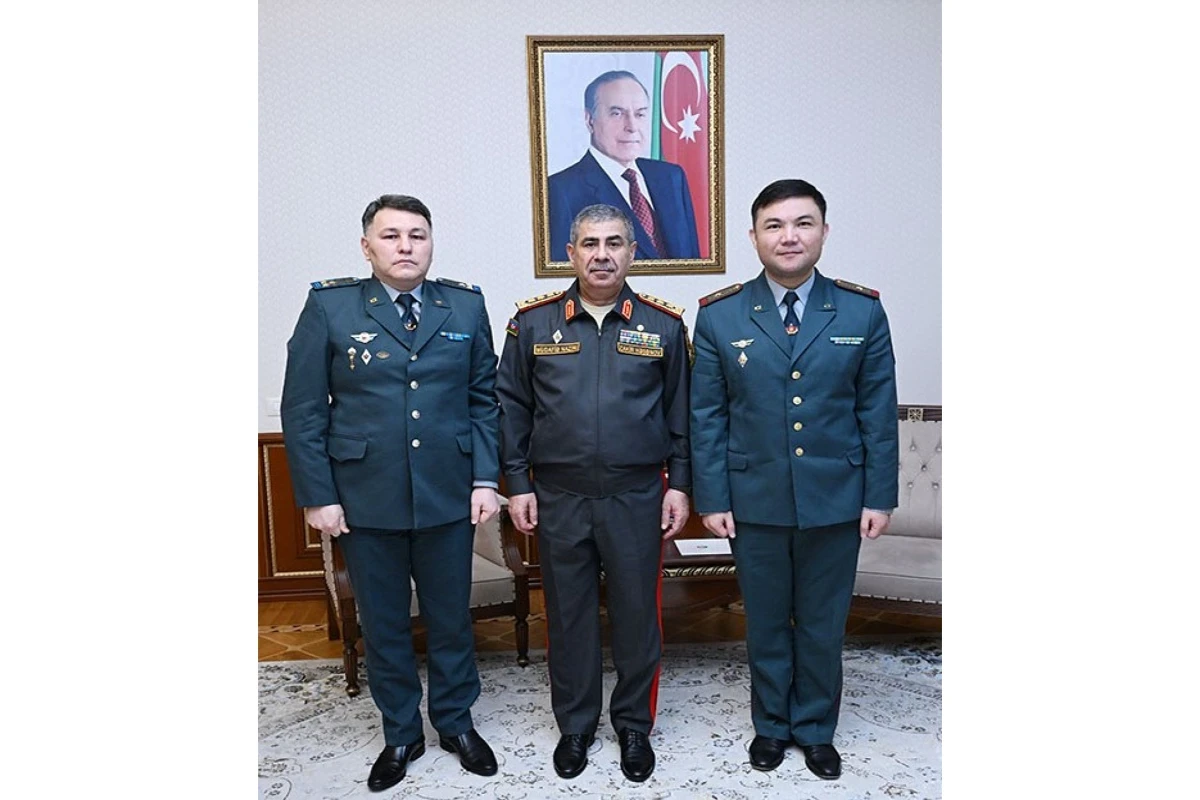 Министр обороны Азербайджана принял нового военного атташе Казахстана