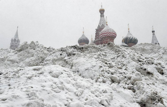 В Москве из-за снегопада отменены сотни рейсов