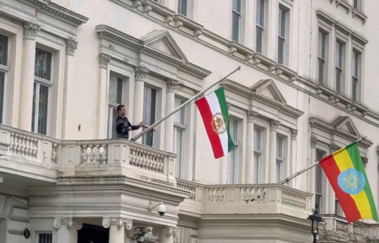 В Лондоне протестующие заменили флаг на балконе здания посольства Ирана-ВИДЕО 