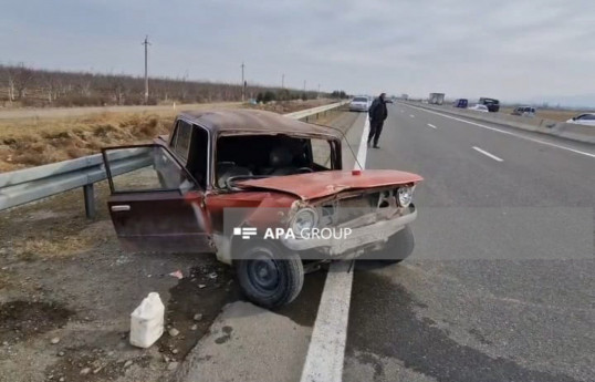В Шамкирском районе автомобиль врезался в бетонное ограждение, пострадали два человека — ФОТО 