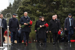 Официальные лица государства и правительства посетили Аллею шехидов-ФОТО 