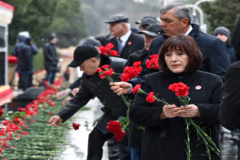 Официальные лица государства и правительства посетили Аллею шехидов-ФОТО 