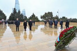 Официальные лица государства и правительства посетили Аллею шехидов-ФОТО 