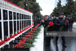 Официальные лица государства и правительства посетили Аллею шехидов-ФОТО 