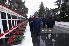 Официальные лица государства и правительства посетили Аллею шехидов-ФОТО 