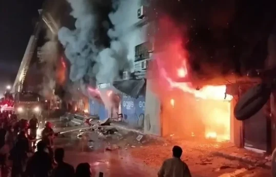 Число жертв пожара в ТЦ в Пакистане достигло 67