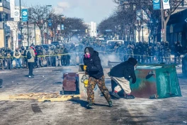 В ходе протестов в Миннеаполисе демонстранты потребовали выдворения миграционных агентов из города — ФОТО 