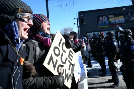 В ходе протестов в Миннеаполисе демонстранты потребовали выдворения миграционных агентов из города — ФОТО 
