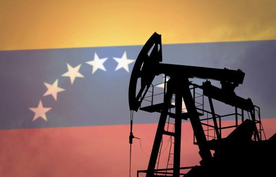 СМИ: США намерены прекратить санкции против нефтяной отрасли Венесуэлы