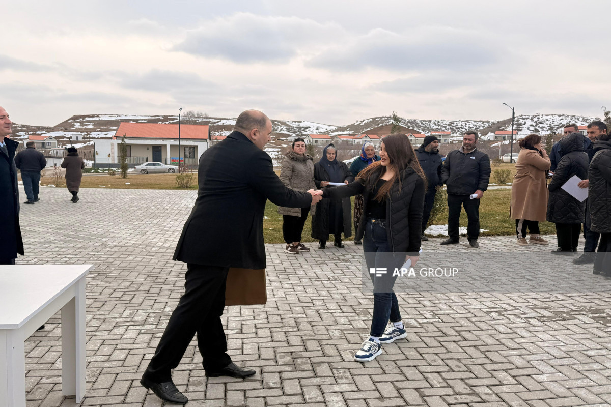 Очередная группа переселенцев прибыла в село Хоровлу Джабраильского района, им вручены ключи от домов-ОБНОВЛЕНО-ВИДЕО 