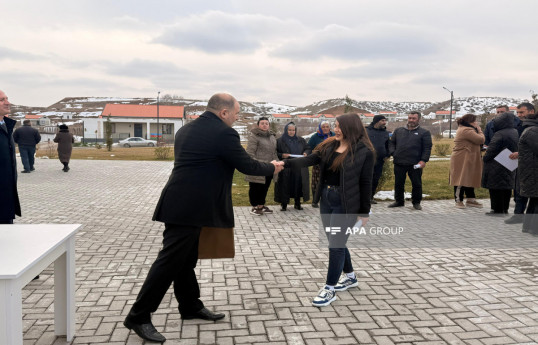 Очередная группа переселенцев прибыла в село Хоровлу Джабраильского района, им вручены ключи от домов-ОБНОВЛЕНО-ВИДЕО 