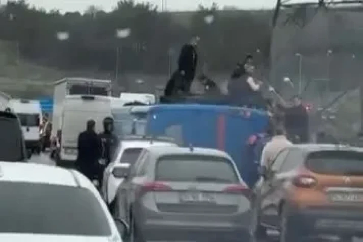 В Стамбуле перевернулся автобус с заключёнными, пострадали 19 человек