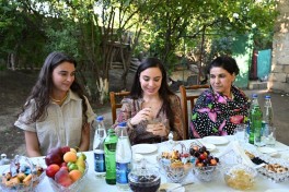 Лейла Алиева встретилась в Евлахе с участником проекта «Юный пчеловод»