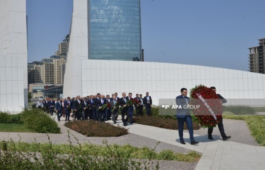 Коллектив МИД Азербайджана посетил монумент Победы-ФОТО 