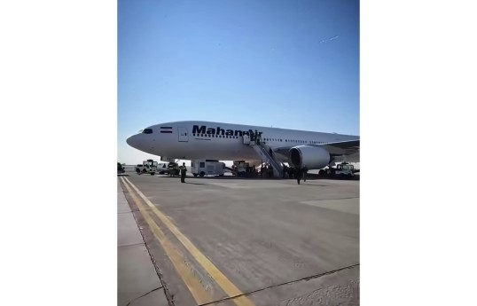 Самолет с телом Али Хаменеи приземлился в Мешхеде