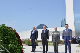 Коллектив МИД Азербайджана посетил монумент Победы-ФОТО 