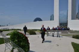 Коллектив МИД Азербайджана посетил монумент Победы-ФОТО 