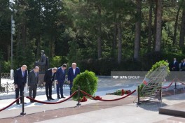 Руководство МИД посетило Аллею почетного захоронения-ФОТО 