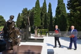 Руководство МИД посетило Аллею почетного захоронения-ФОТО 