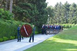 Руководство МИД посетило Аллею почетного захоронения-ФОТО 