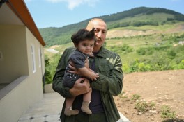 Президент Ильхам Алиев ознакомился с работами, проделанными в селе Кичик Галадереси Шушинского района, встретился с жителями, вернувшимися в село-ФОТО 