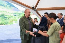 Президент Ильхам Алиев ознакомился с работами, проделанными в селе Кичик Галадереси Шушинского района, встретился с жителями, вернувшимися в село-ФОТО 