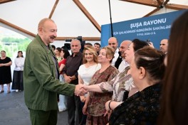 Президент Ильхам Алиев ознакомился с работами, проделанными в селе Кичик Галадереси Шушинского района, встретился с жителями, вернувшимися в село-ФОТО 