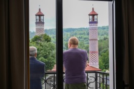 Президент ознакомился с работами, выполненными на улице Карабах в Шуше