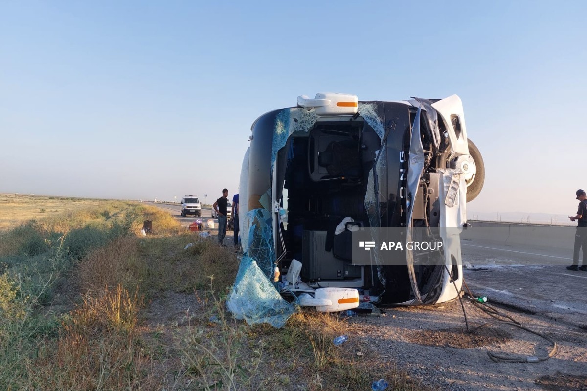 В Гаджигабуле опрокинулся пассажирский автобус, пострадало много людей-ФОТО 