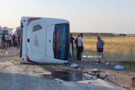 В Гаджигабуле опрокинулся пассажирский автобус, пострадало много людей-ФОТО 