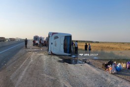 В Гаджигабуле опрокинулся пассажирский автобус, пострадало много людей-ФОТО 