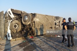 В Гаджигабуле опрокинулся пассажирский автобус, пострадало много людей-ФОТО 