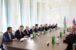 В Шуше состоялась встреча Президента Ильхама Алиева с Президентом Словакии в расширенном составе-ФОТО 