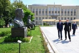 Президенты Ильхам Алиев и Петер Пеллегрини осмотрели в Шуше бюсты, расстрелянные в период оккупации