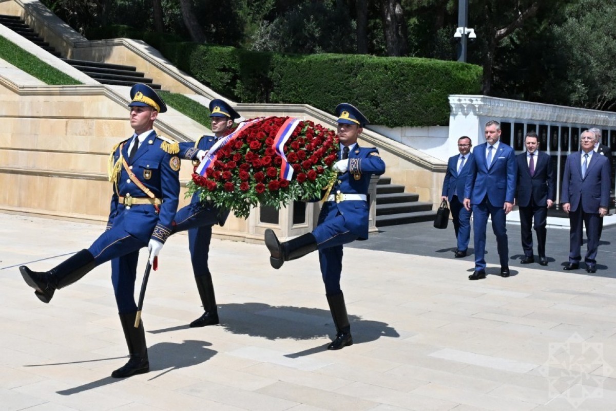 Президент Словакии почтил в Баку память шехидов