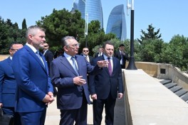 Президент Словакии почтил в Баку память шехидов