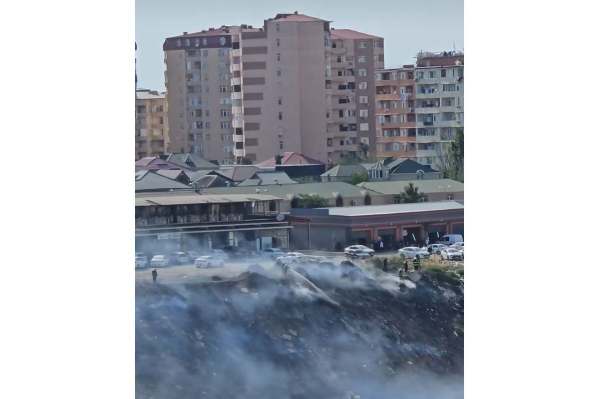В Баку начался пожар на открытой местности