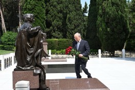 Премьер-министр Палестины посетил Аллею почетного захоронения
