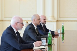 Президент Ильхам Алиев принял делегацию компании John Deere