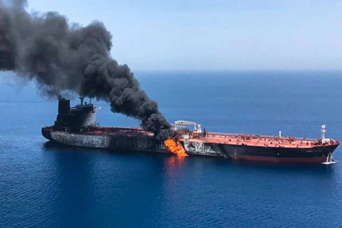 США нанесли ракетный удар по нефтяному танкеру у иранского острова Харк