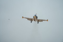 Военные лётчики выполнили задачи по боевому маневрированию на самолётах JF-17C, Су-25МЛ и Л-39 — ФОТО 